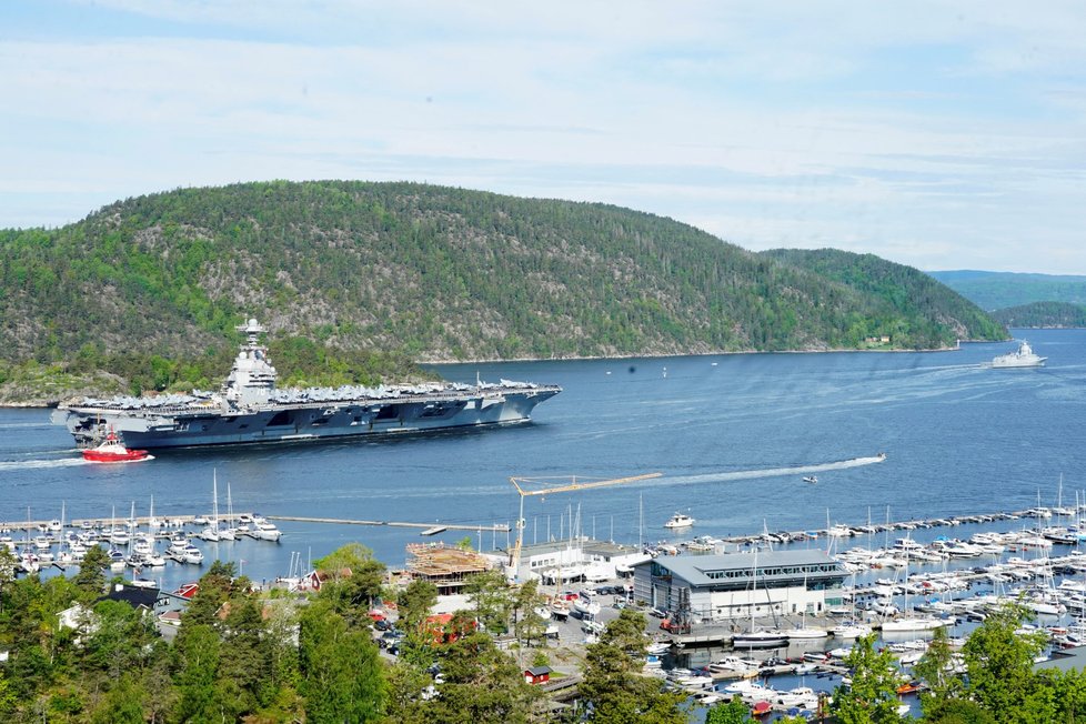 Americká letadlová loď Gerald Ford v Norsku.