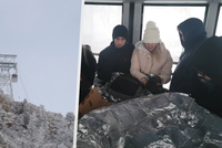 Po silvestrovské párty zamrzli na lanovce 3100 m. n. m.: Noc v mrazu, o hladu, pak dramatická záchrana