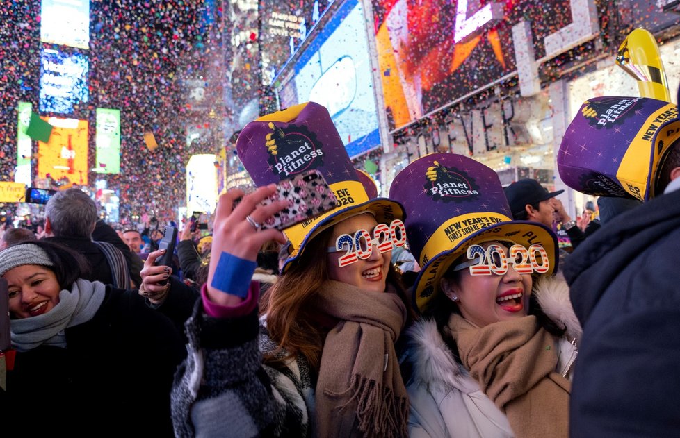 Times Square v New Yorku patří mezi hlavní místa oslav příchodu nového roku v USA. Ani 1. 1. 2020 nebyl výjimkou.