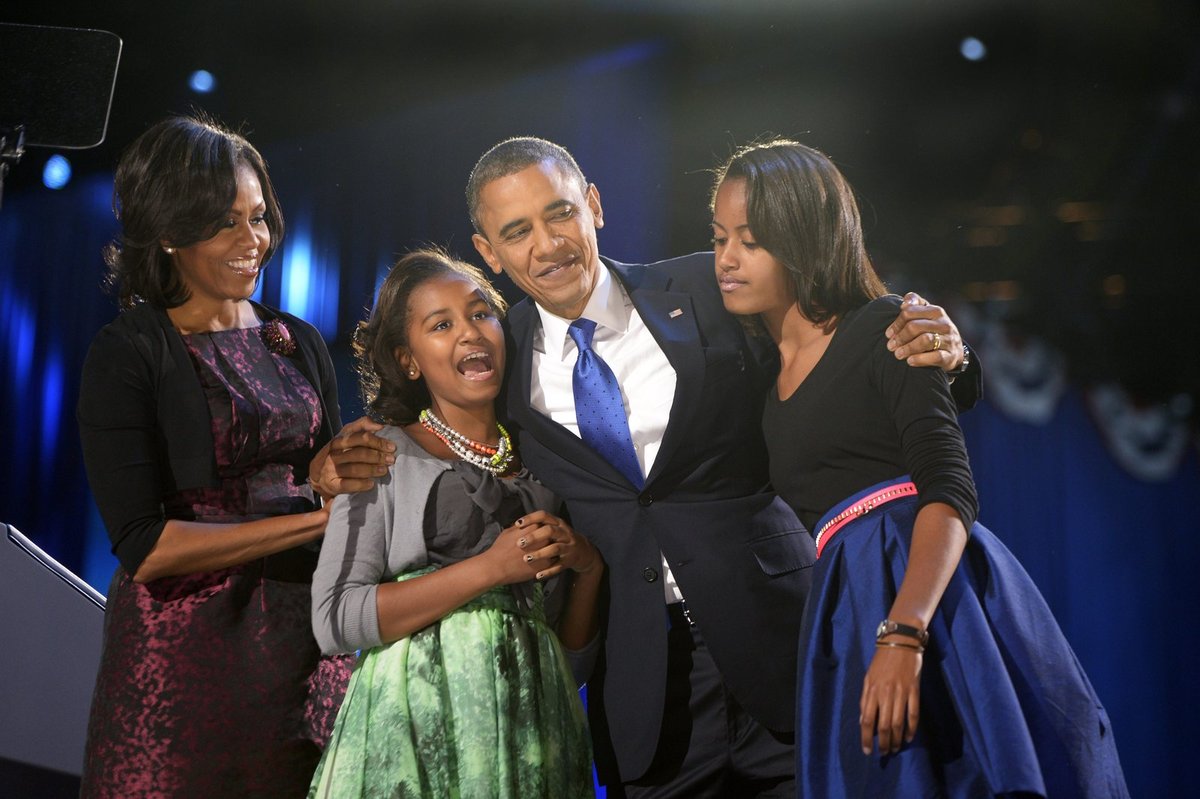 Barack Obama s rodinou slaví úspěch.