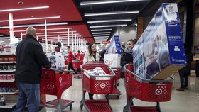 Nákupní horečka v USA: Odstartovaly tradiční slevy v Black Friday (Černý pátek)