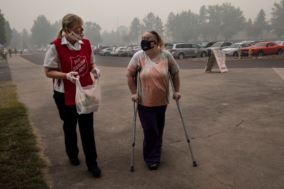 Lidé, kteří přišli při ničivých požárech na západě o své domovy, našli dočasné útočiště v Oregonu ve středisku Jackson County Fairgrounds (12. 9. 2020)