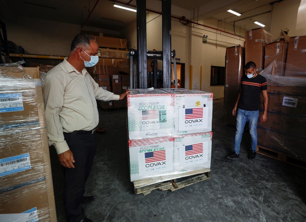 Koronavirus v Palestině: Palestinci přebírali vakcíny od USA (24.8.2021) Koronavirus v Palestině: Palestinci přebírali vakcíny od USA (24.8.2021)