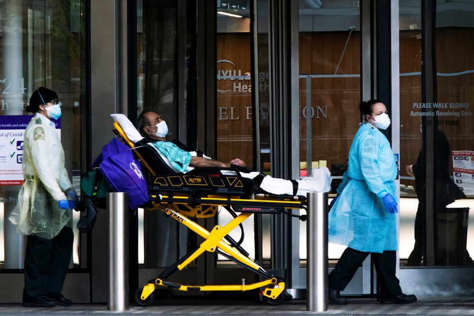 Boj s pandemií koronaviru: Nemocniční personál s pacinetem v New Yorku