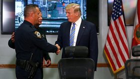 Hrdinové útoku v Parklandu: Policistu Michaela Leonarda přijal prezident Trump