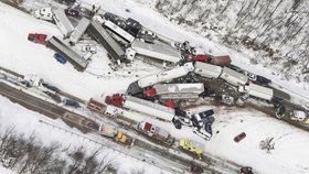 Během sněhové bouře se srazilo přes 70 aut.