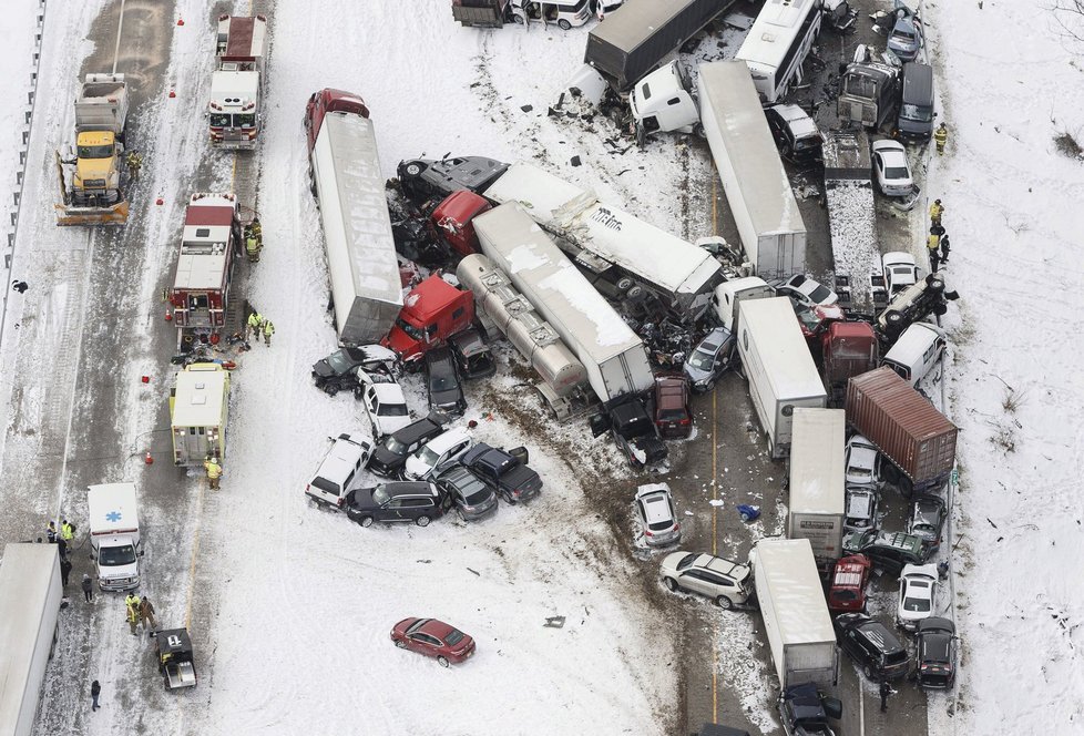 Během sněhové bouře se srazilo přes 70 aut.