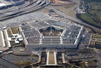 Únik tajných dokumentů vyděsil i USA, Pentagon přiznal vážné riziko. Kdo za únikem stojí?