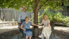 Prezident Petr Pavel s manželkou Evou a dcerou Milady Horákové Janou Kánskou na lavičce Václava Havla ve Washingtonu.