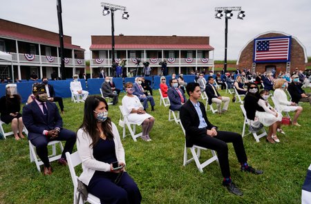 Na pietě na Den obětí války Američané dodržovali sociální distancování (25. 05. 2020).