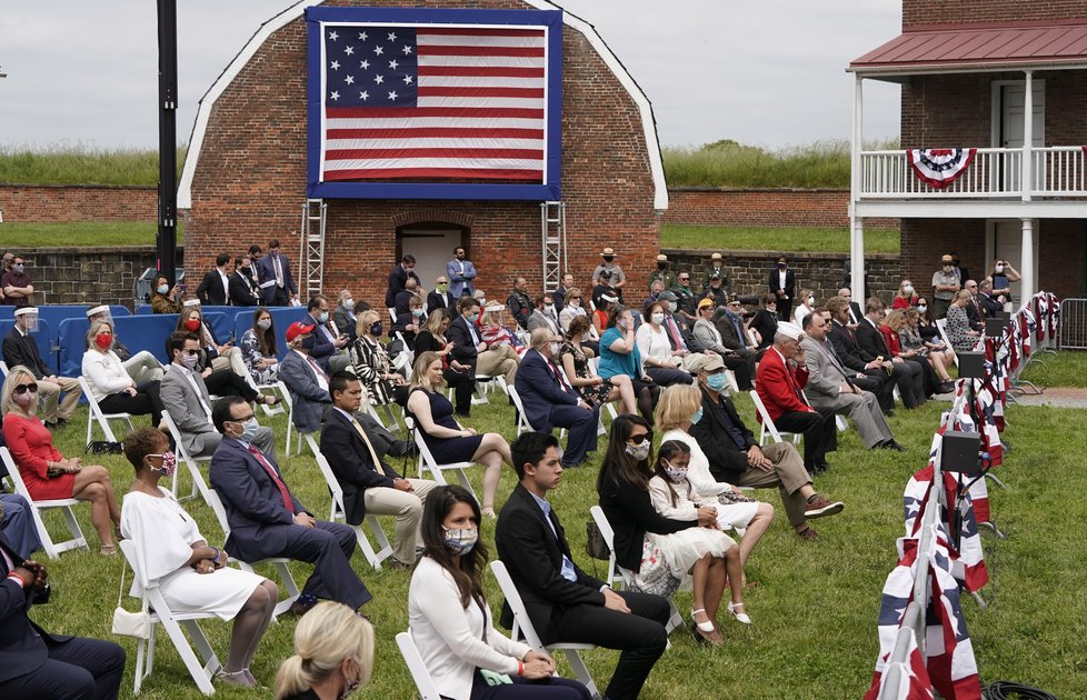 Na pietě na Den obětí války Američané dodržovali sociální distancování (25. 05. 2020).