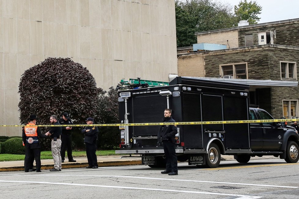 Střelec vtrhl do synagogy během bohoslužby a začal pálit do lidí