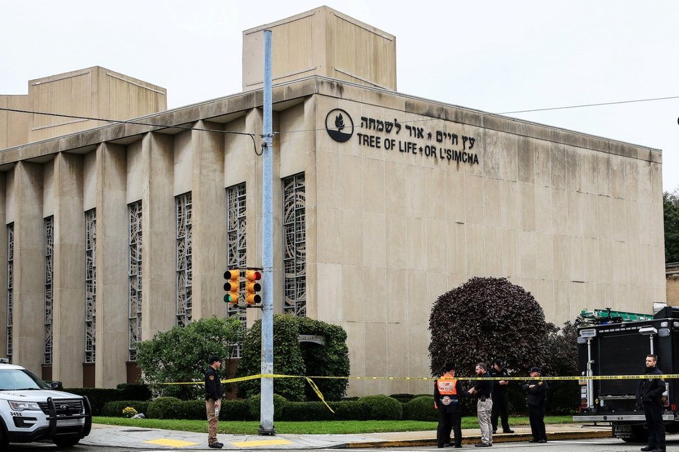 Střelec vtrhl do synagogy během bohoslužby a začal pálit do lidí