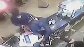 Chlapec (14) v rodinné pizzerii zpanikařil a přímou ranou střelil zloděje do hlavy