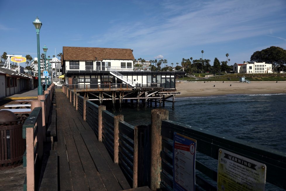 Zavřená pláž Redondo Beach nedaleko Los Angeles kvůli koronaviru (29. 3. 2020)