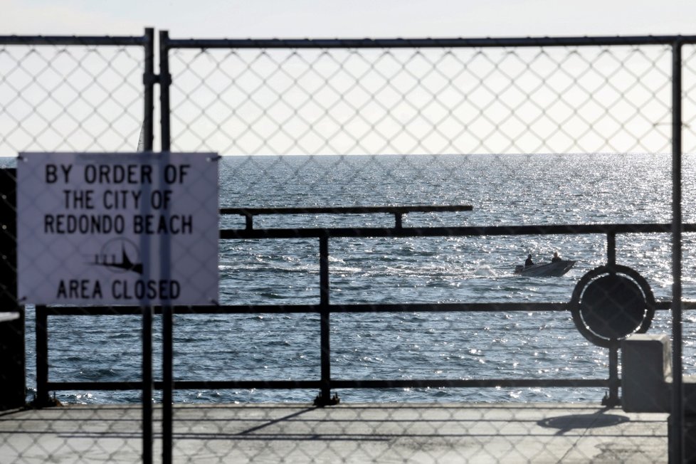 Zavřená pláž Redondo Beach nedaleko Los Angeles kvůli koronaviru (29. 3. 2020)