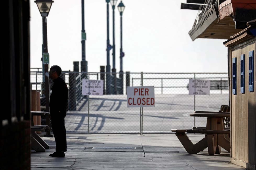 Zavřená pláž Redondo Beach nedaleko Los Angeles kvůli koronaviru (29. 3. 2020)