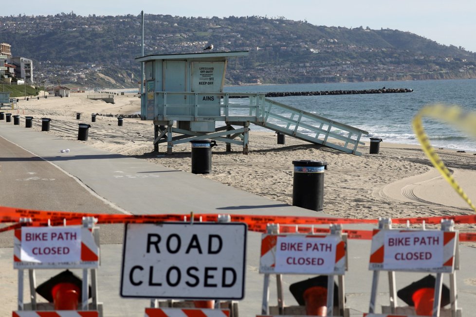 Zavřená pláž Redondo Beach nedaleko Los Angeles kvůli koronaviru (29. 3. 2020)