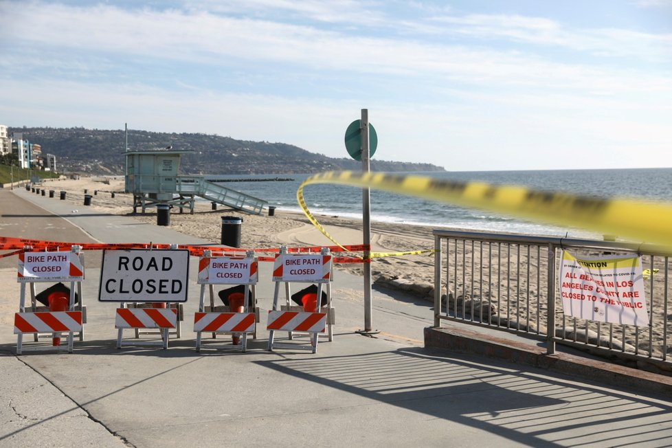 Zavřená pláž Redondo Beach nedaleko Los Angeles kvůli koronaviru (29. 3. 2020)