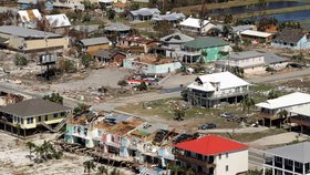 Záchranáři na Floridě dále pátrají v troskách domů po možných obětech hurikánu Michael, který jako jedna z nejsilnějších bouří americké historie udeřil ve středu na jihovýchod Spojených států, kde připravil o život nejméně šest lidí.