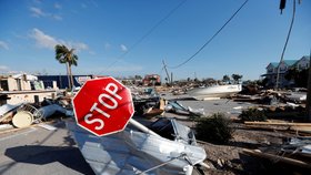 Záchranáři na Floridě dále pátrají v troskách domů po možných obětech hurikánu Michael, který jako jedna z nejsilnějších bouří americké historie udeřil ve středu na jihovýchod Spojených států, kde připravil o život nejméně šest lidí.