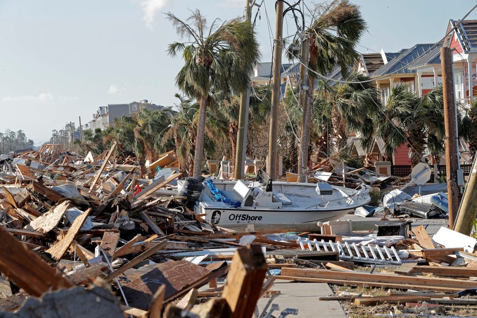 Záchranáři na Floridě dále pátrají v troskách domů po možných obětech hurikánu Michael, který jako jedna z nejsilnějších bouří americké historie udeřil ve středu na jihovýchod Spojených států, kde připravil o život nejméně šest lidí