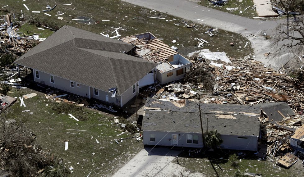 Záchranáři na Floridě dále pátrají v troskách domů po možných obětech hurikánu Michael, který jako jedna z nejsilnějších bouří americké historie udeřil ve středu na jihovýchod Spojených států, kde připravil o život nejméně šest lidí.