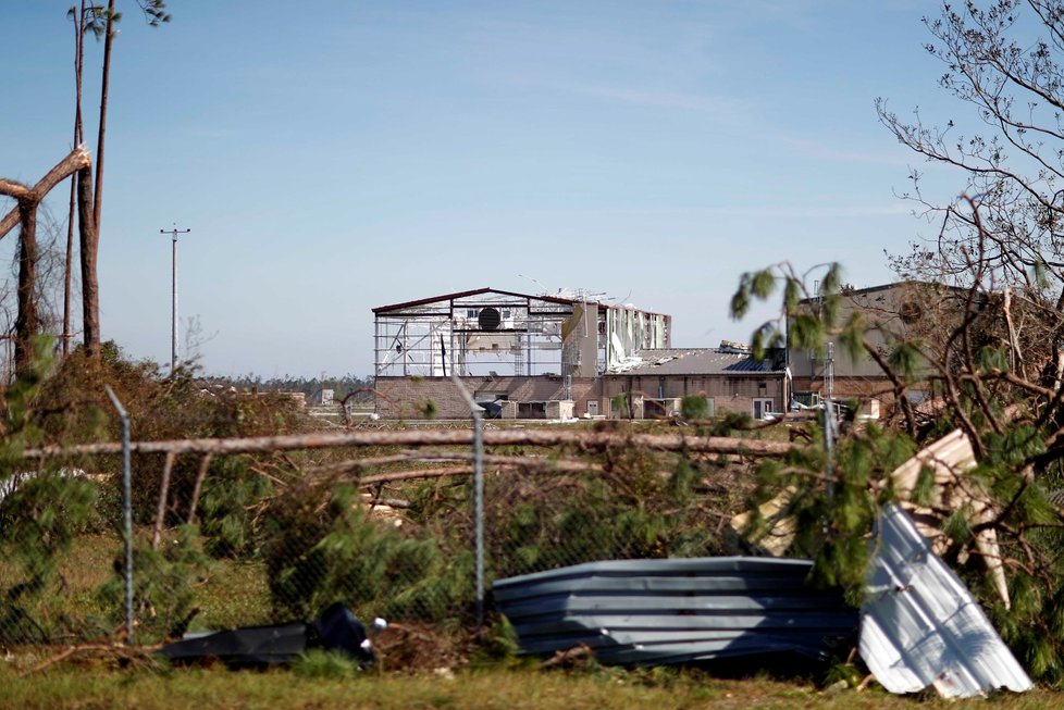 Záchranáři na Floridě dále pátrají v troskách domů po možných obětech hurikánu Michael, který jako jedna z nejsilnějších bouří americké historie udeřil ve středu na jihovýchod Spojených států, kde připravil o život nejméně šest lidí.