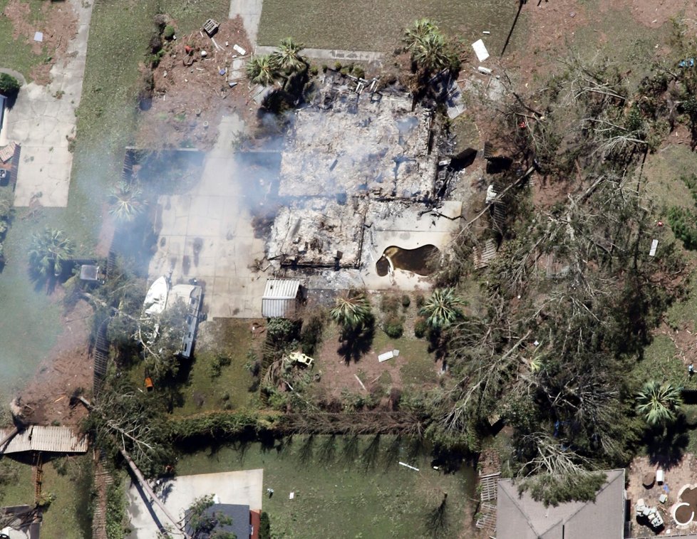 Záchranáři na Floridě dále pátrají v troskách domů po možných obětech hurikánu Michael, který jako jedna z nejsilnějších bouří americké historie udeřil ve středu na jihovýchod Spojených států, kde připravil o život nejméně šest lidí