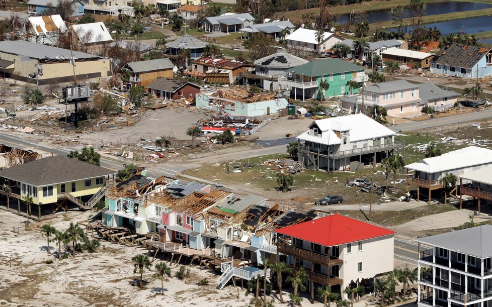 Záchranáři na Floridě dále pátrají v troskách domů po možných obětech hurikánu Michael, který jako jedna z nejsilnějších bouří americké historie udeřil ve středu na jihovýchod Spojených států, kde připravil o život nejméně šest lidí