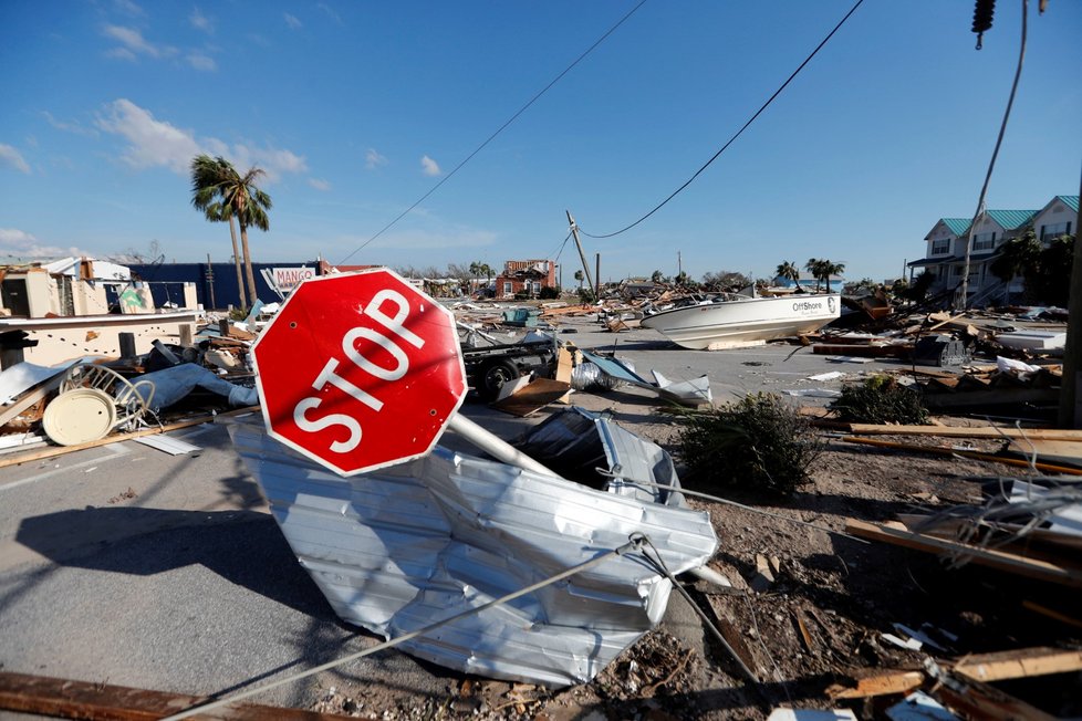 Záchranáři na Floridě dále pátrají v troskách domů po možných obětech hurikánu Michael, který jako jedna z nejsilnějších bouří americké historie udeřil ve středu na jihovýchod Spojených států, kde připravil o život nejméně šest lidí