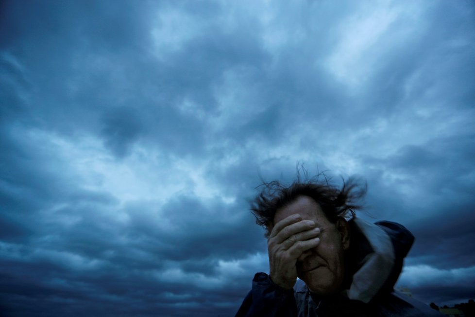 Střed hurikánu Florence, který zaplavuje ulice amerických měst a ničí domy či stožáry elektrického vedení, udeřil na pobřeží USA