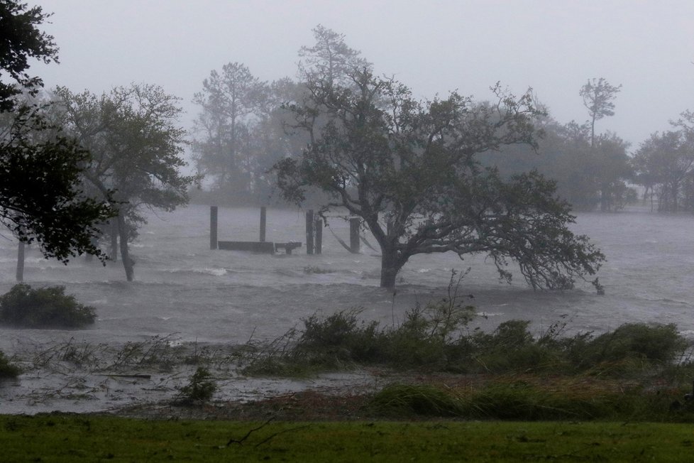 Střed hurikánu Florence, který zaplavuje ulice amerických měst a ničí domy či stožáry elektrického vedení, udeřil na pobřeží USA