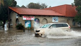 Kalifornii pustoší lijáky a vichr síly hurikánu. Bez proudu je skoro milion lidí