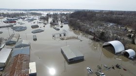 Americký středozápad se nadále potýká se záplavami na řece Missouri, které jen v Nebrasce od minulého týdne způsobily škody za 1,5 miliardy dolarů. (20.3.2019)