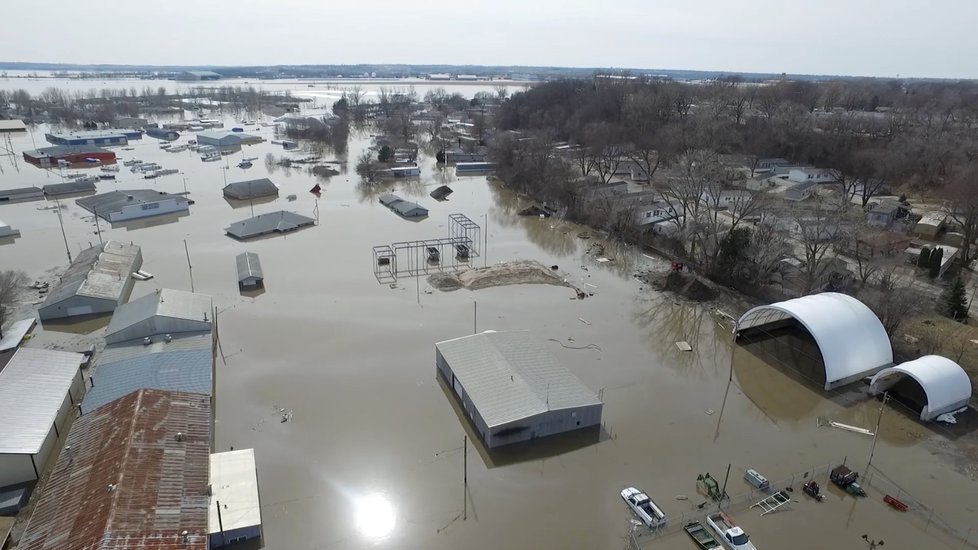 Americký středozápad se nadále potýká se záplavy na řece Missouri, které jen v Nebrasce od minulého týdne způsobily škody za 1,5 miliardy dolarů. (20.3.2019)