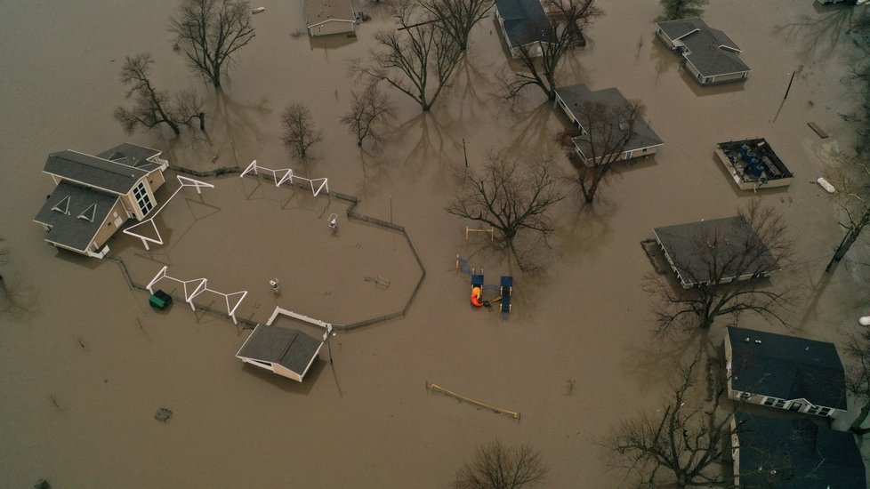 Americký středozápad se nadále potýká se záplavy na řece Missouri, které jen v Nebrasce od minulého týdne způsobily škody za 1,5 miliardy dolarů. (20.3.2019)