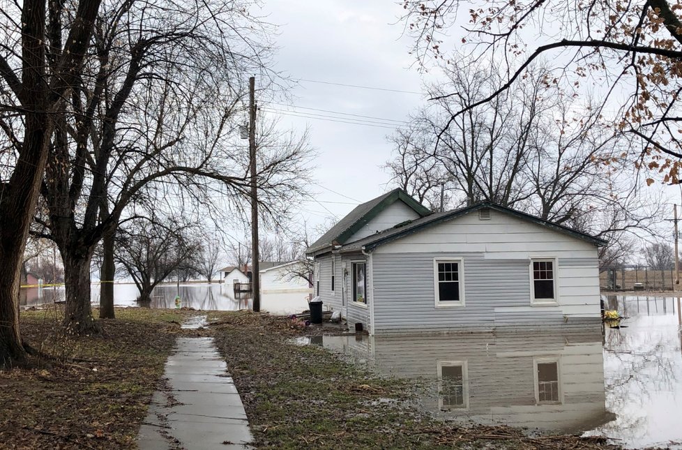 Americký středozápad se nadále potýká se záplavy na řece Missouri, které jen v Nebrasce od minulého týdne způsobily škody za 1,5 miliardy dolarů. (20.3.2019)