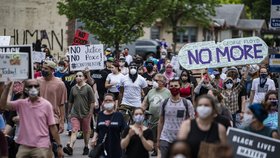 V Minnesotě protestovaly stovky lidí po smrti zatýkaného George Floyda.