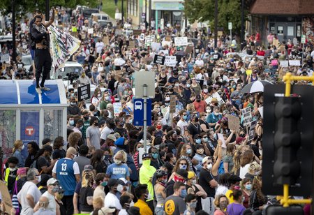 V Minnesotě protestovaly stovky lidí po smrti zatýkaného George Floyda.