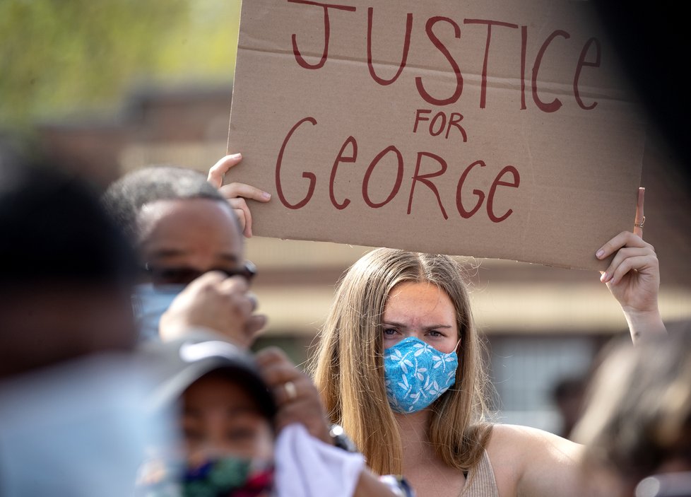 V Minnesotě protestovaly stovky lidí po smrti zatýkaného George Floyda.