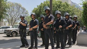 Policie v New Yorku před volbami vyhlašuje teroristický poplach.