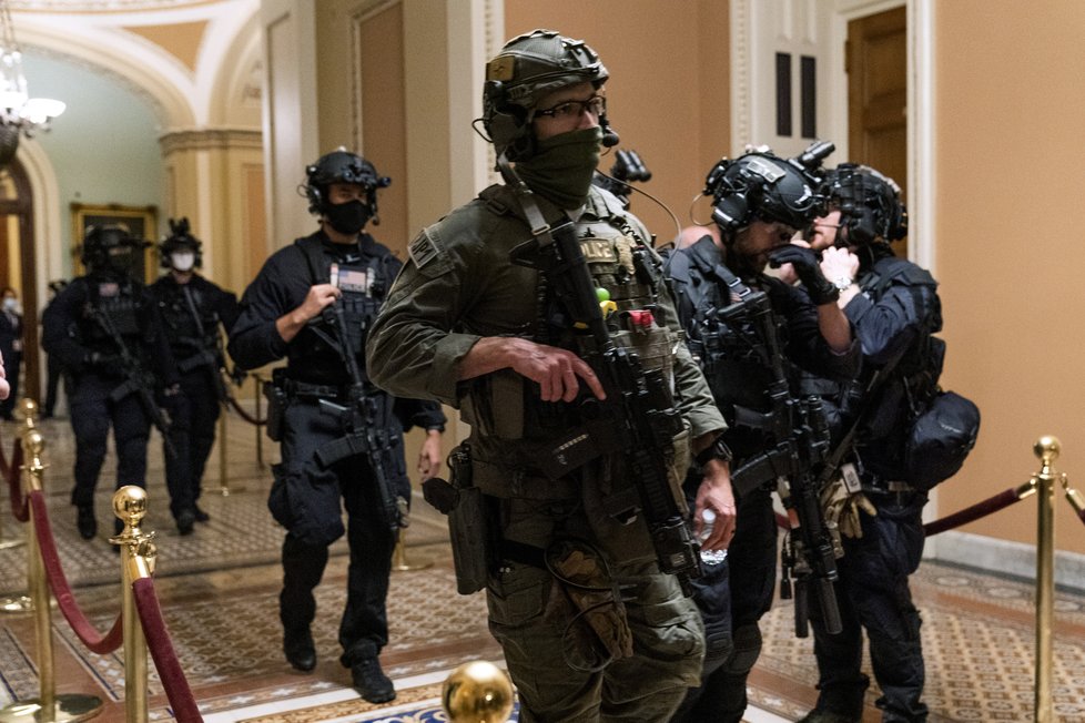 Ozbrojená policie hlídá jednání v americkém Senátu (7. 1. 2021).