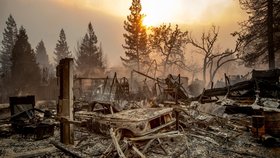 Desetitisíce lidí utíkají před přírodním požárem, jenž se rychle šíří na severu Kalifornie