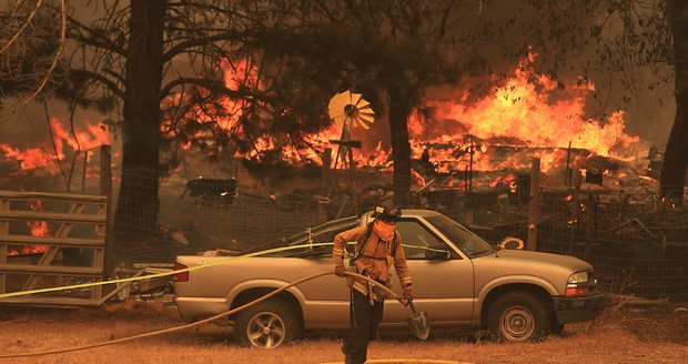 Hasiči v Kalifornii dostávají požáry pod kontrolu. Otevře i Yosemitský park