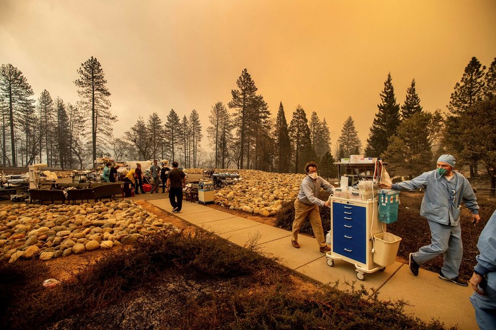 Desetitisíce lidí utíkají před přírodním požárem, jenž se rychle šíří na severu Kalifornie