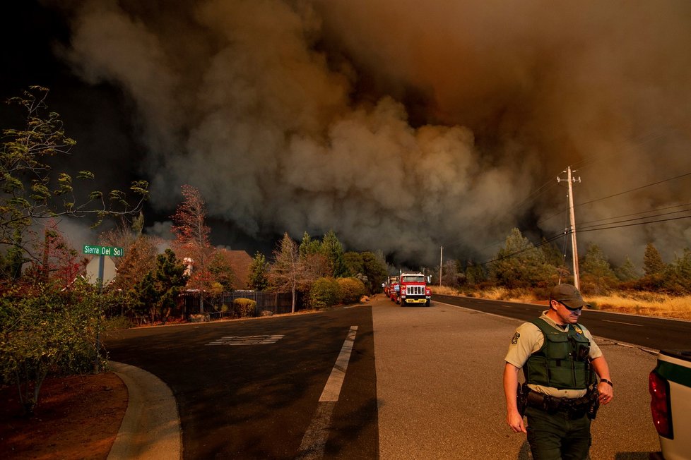 Desetitisíce lidí utíkají před přírodním požárem, jenž se rychle šíří na severu Kalifornie.