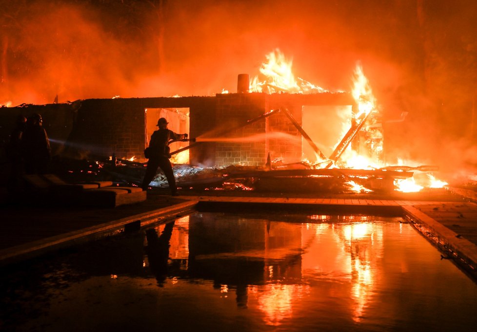 Lesní požár, který se ve čtvrtek rozhořel severozápadně od San Francisca a zdevastoval město Paradise, už má devět potvrzených obětí.