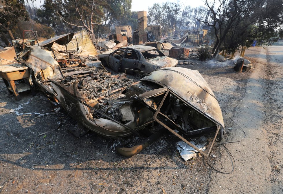 Záchranáři nachází další oběti ničivých požárů. Jejich počet se zvýšil už na 23. (11.11.2018)