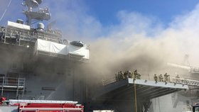 Na americké vojenské lodi vypukl požár, 18 námořníků v nemocnici